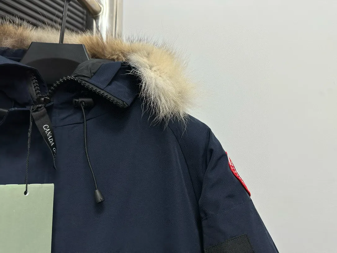 P780 [Canada goose] 01 Exdition Parka Down Jacket for Couples. Genuine original version. You need to compare with the genuine product at any time. All accessories are custom-made from the original factory. 💯The softness and hardness of the fabric is compared with the original one. It can be restored by kneading at will (fabric misunderstanding: fabrics with high hardness are not waterproof. Only those who buy the latest authentic version this year will notice the softness and comfort of the fabric) 💯The down is synchronized with the genuine white duck down, fluffy and not lumpy. Electronically controlled velvet filling machine 💯Customized zippers with genuine YKK military-grade copper core zipper pullers, high hardness and no jamming 💯The fur collar is purchased from Western Canada coyote skin original customization 💯All workmanship and wiring are controlled by workers with more than ten years of service. They must be horizontal and vertical, and are not crooked. The inner wiring density is more sophisticated. Feel free to compare 💯label, collar label, washed label, hangtag, zipper rope, pocket label Back label, collar velvet, Velcro fasteners, cuffs, all details are updated simultaneously with the original product. The best version, the most complete colors, battle all kinds of worldly goods, sizes: XS-XXL